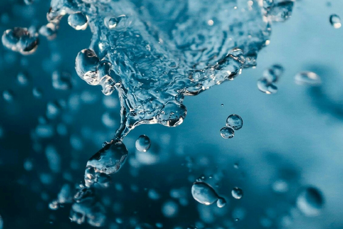 Acqua in bottiglia dannosa per i reni: quali tipi evitare e quali fanno bene all’organismo ogni giorno