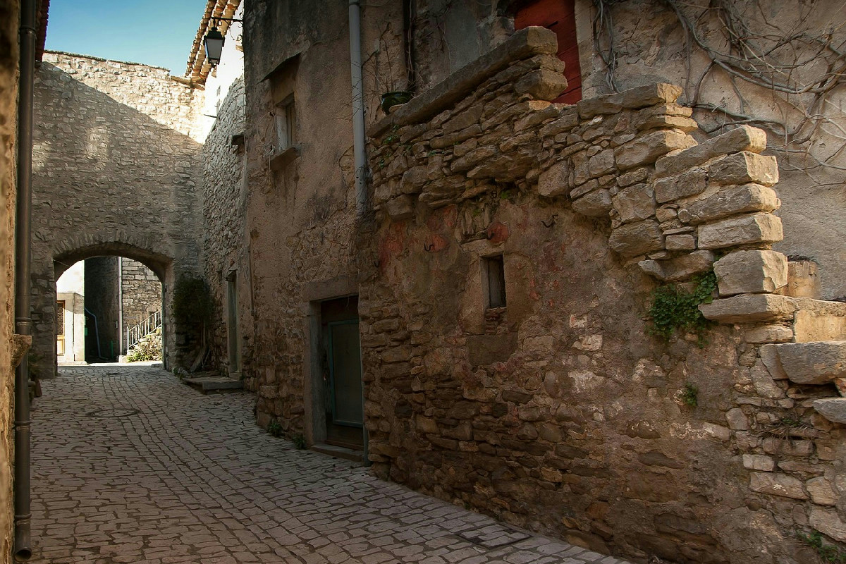 Un antico borgo italiano svela simboli misteriosi e una storia affascinante da scoprire