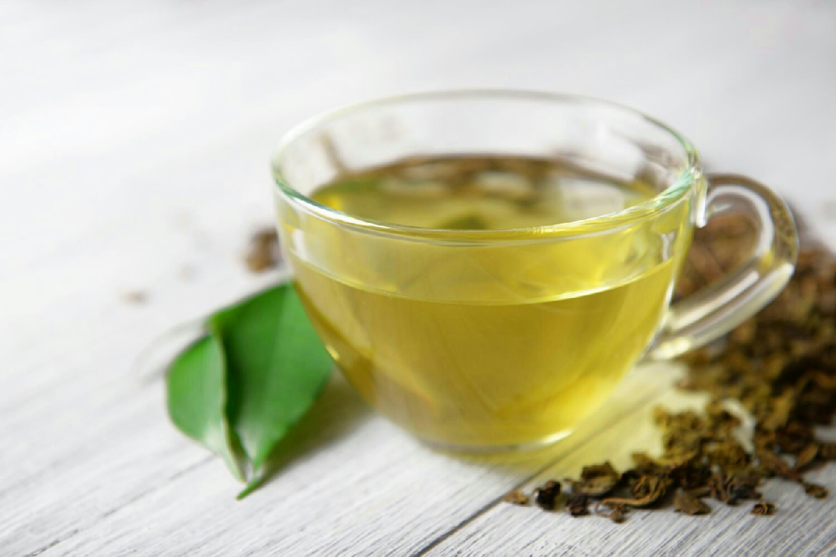 Bere tè verde regolarmente migliora l’umore e favorisce un benessere mentale duraturo ogni giorno