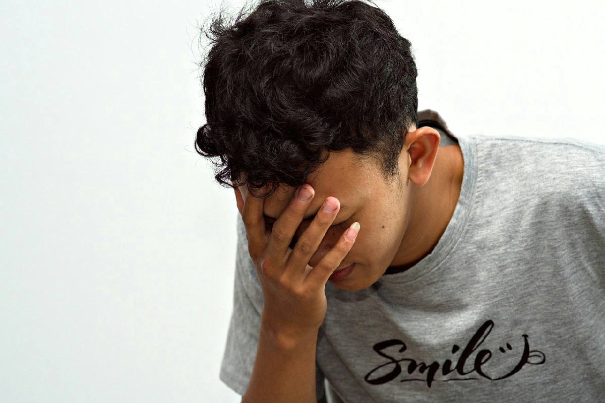 Molti li usano con il caldo, ma ecco cosa aiuta davvero a calmare il mal di testa estivo